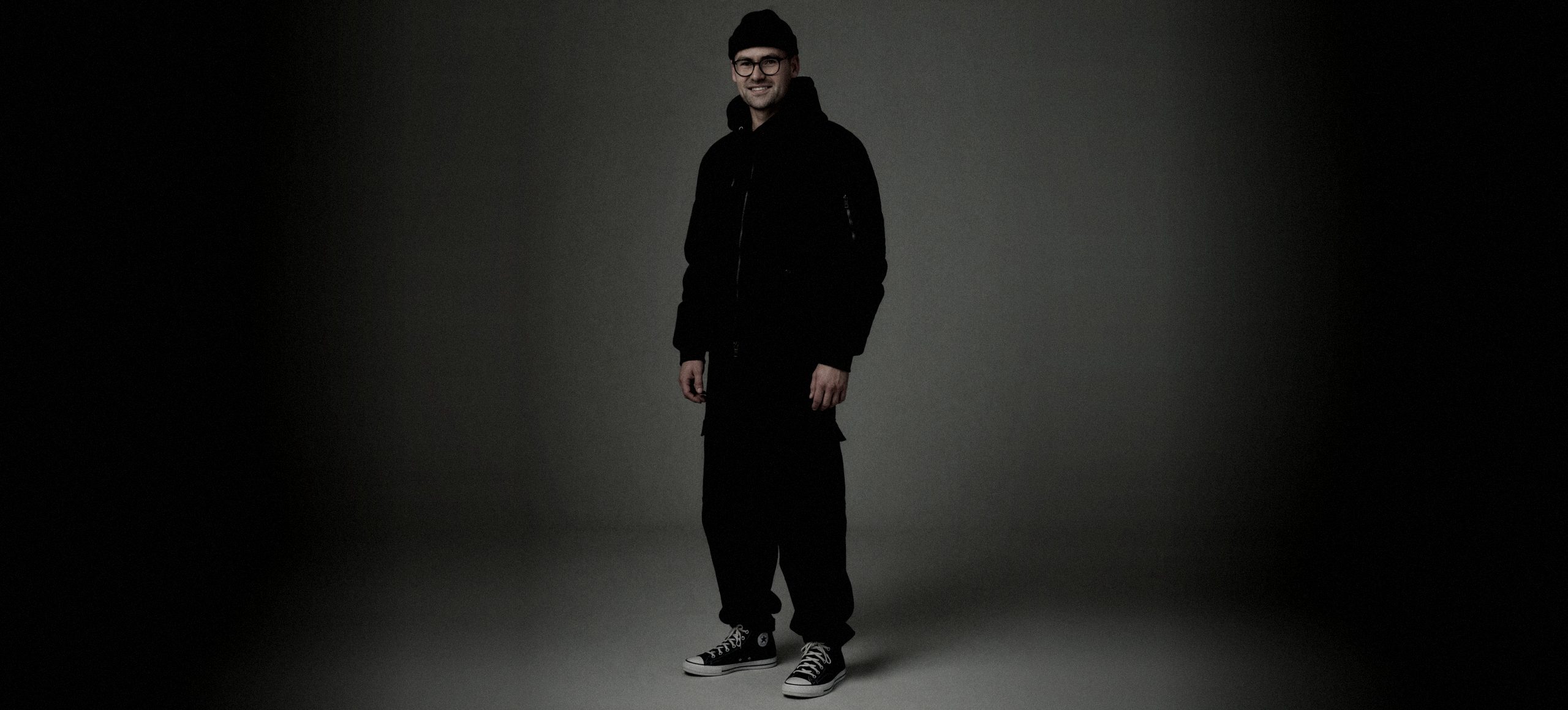 Lukáš Bartošek ve studiu, přes fotku je vrstva čtyř měřicích bodů